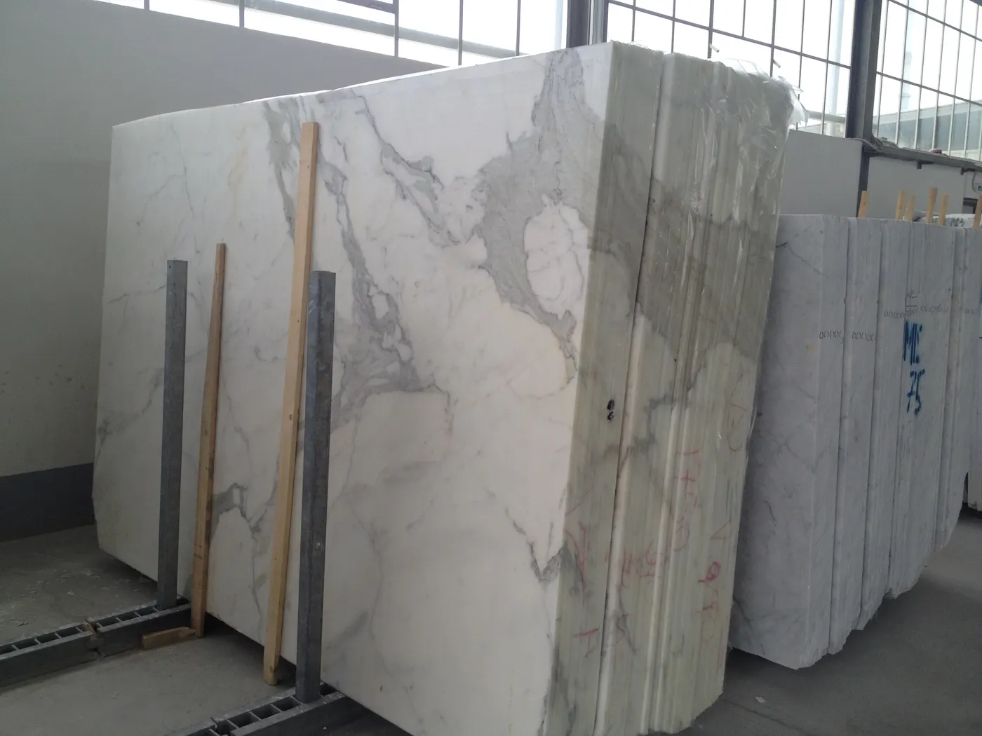 Calacatta Gold mármol, superficie de losa – Marmi di Carrara – verde, gris claro (16)