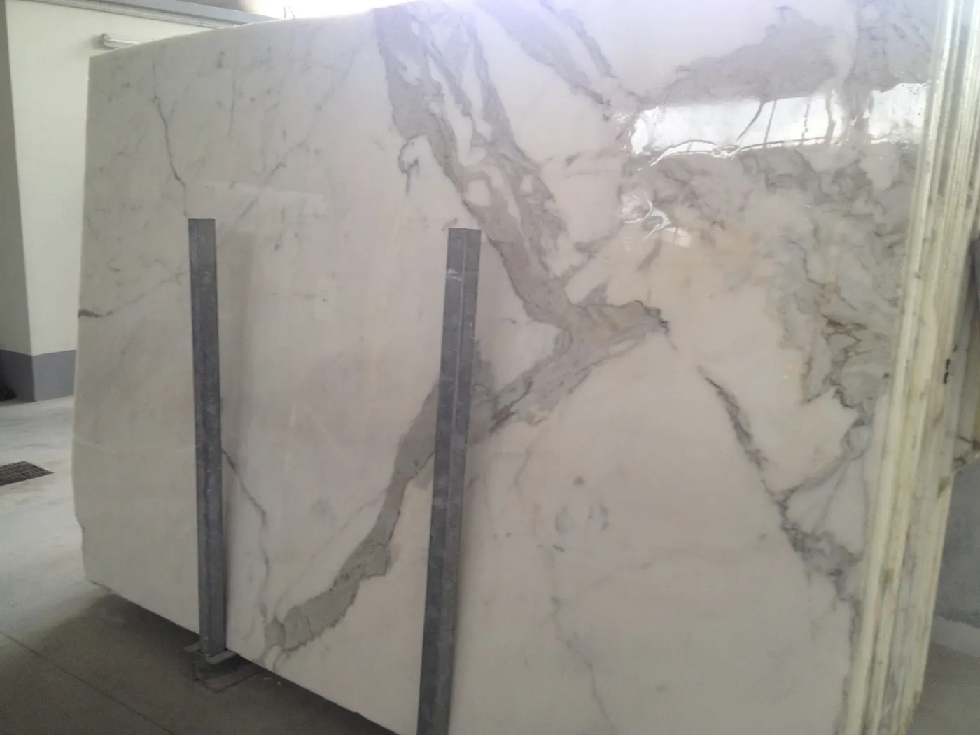 Calacatta Gold mármol, superficie de losa – Marmi di Carrara – gris, beige (29)
