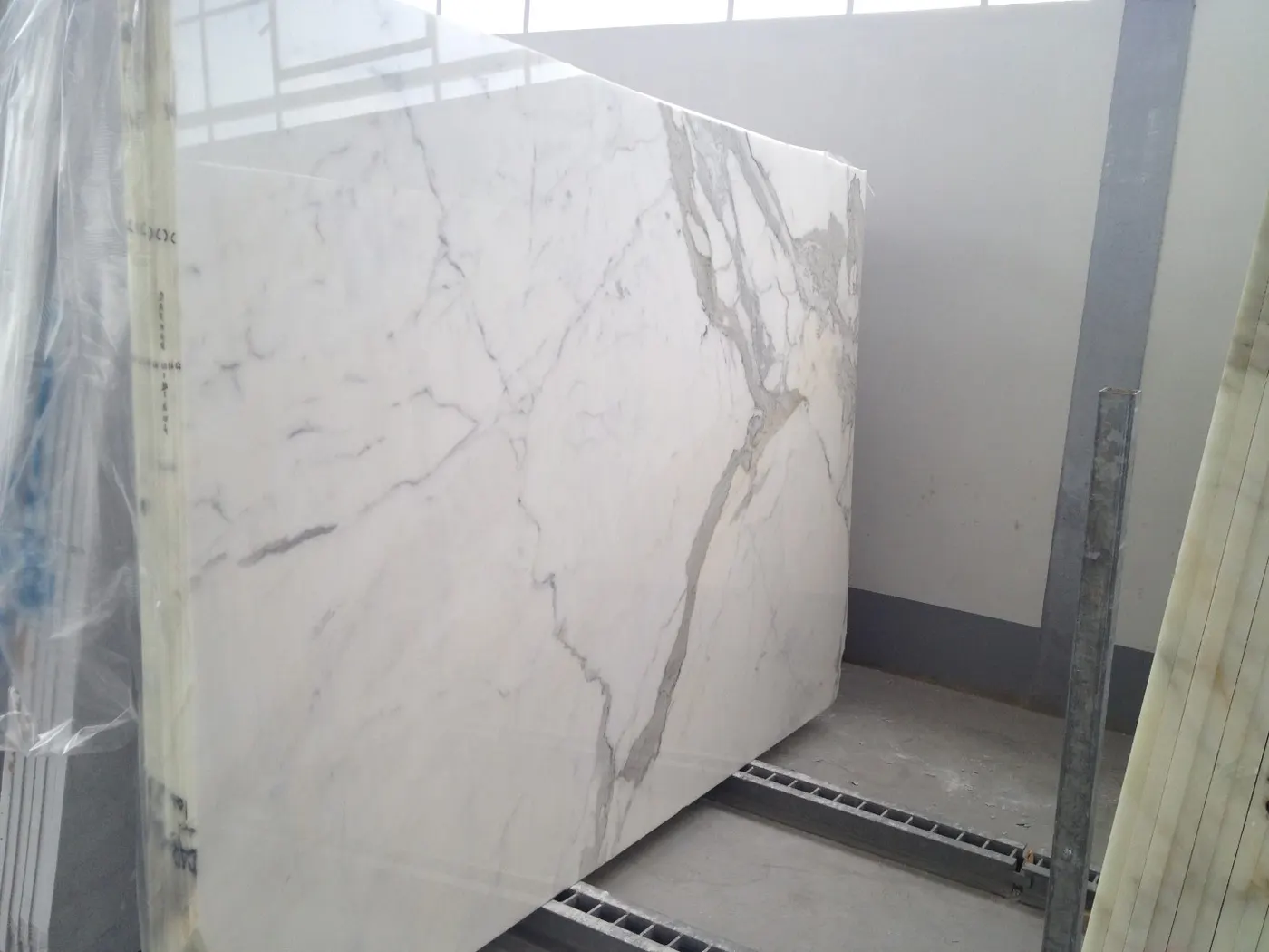 Calacatta Gold Marmor, Plattenoberfläche – Marmi di Carrara – hellgrau, grau (30)