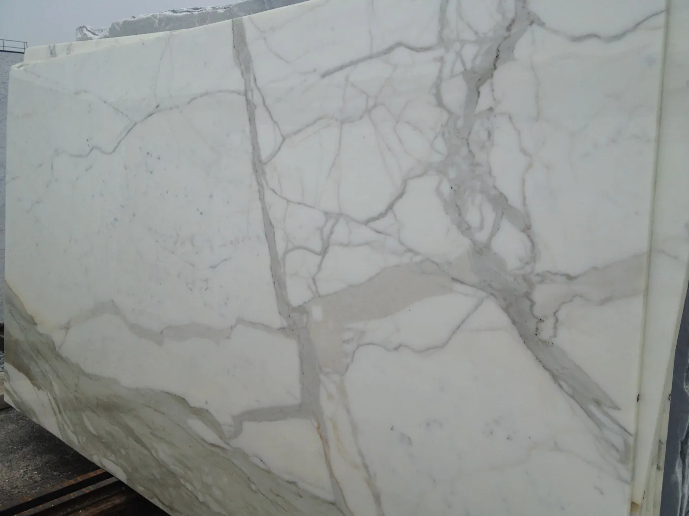Calacatta Gold Marmor, Plattenoberfläche – Marmi di Carrara – hellgrau, grau (47)
