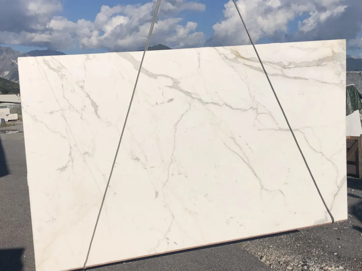 Calacatta Gold мрамор, поверхность плиты – Marmi di Carrara – белый, фиолетовый (57)