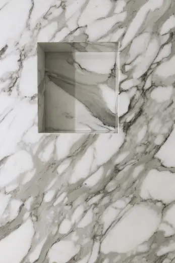 Calacatta Gold marble surface detail – Marmi di Carrara – ivory, beige (66)