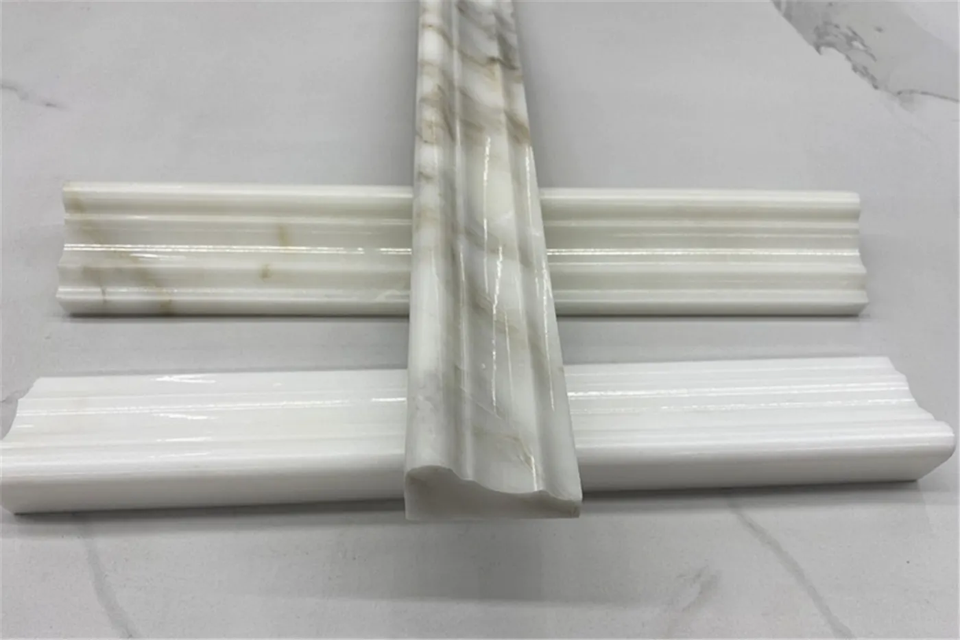 Calacatta Gold mármol, molduras y rodapiés – Marmi di Carrara – gris claro, gris (69)