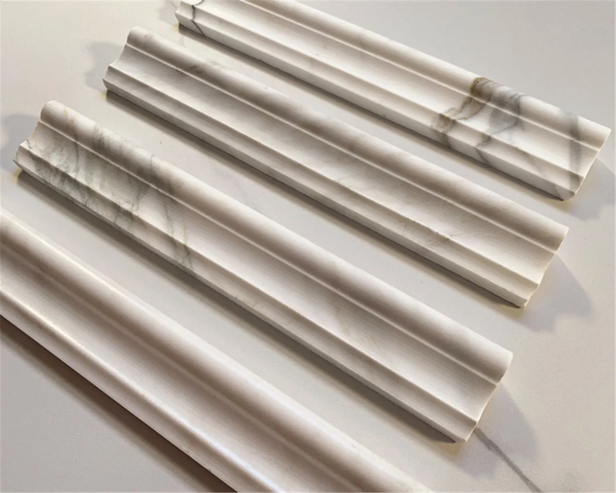 Calacatta Gold marble mouldings and skirting – Marmi di Carrara – ivory, light grey (77)