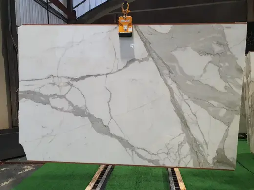 Calacatta Oro Marmor, Plattenoberfläche – Marmi di Carrara – hellgrau, schwarz (13)