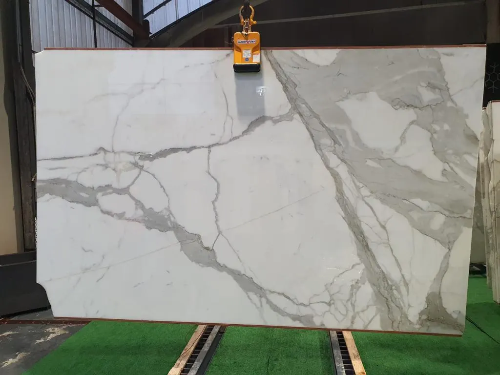 Calacatta Oro mármol, superficie de losa – Marmi di Carrara – gris claro, negro (13)