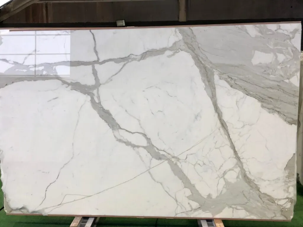 Calacatta Oro marmo, superficie di lastra – Marmi di Carrara – avorio, grigio chiaro (35)