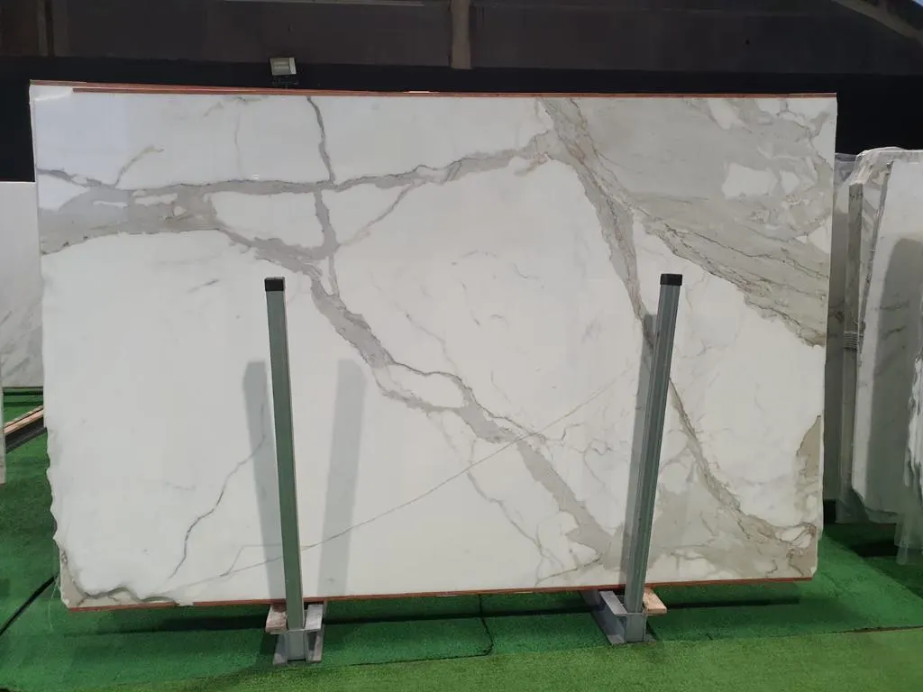 Calacatta Oro mármol, superficie de losa – Marmi di Carrara – gris claro, negro (36)