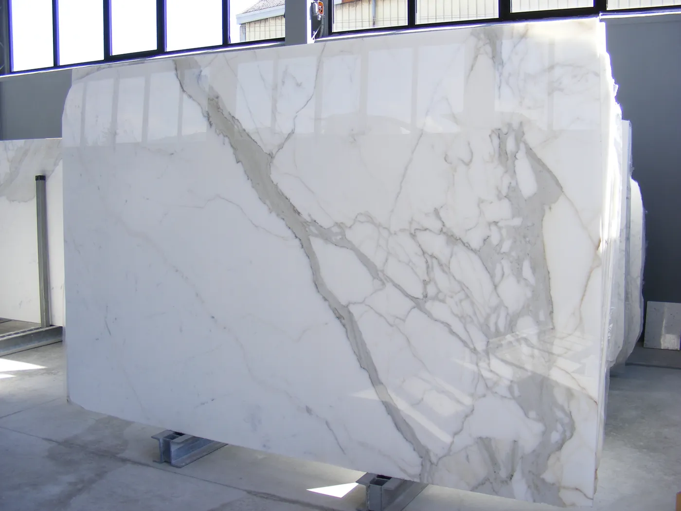 Calacatta Oro mármol, superficie de losa – Marmi di Carrara – gris claro, violeta (39)