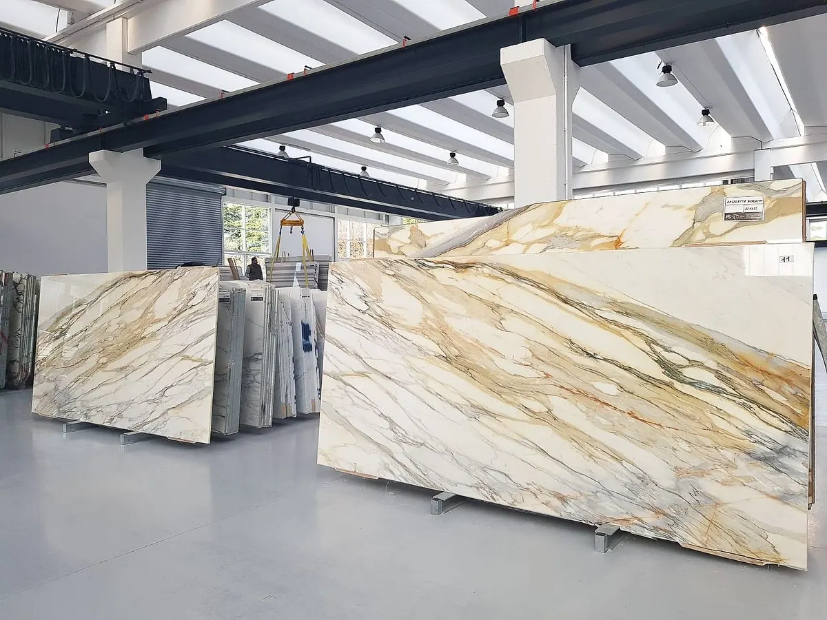 Calacatta Oro marble slab surface – Marmi di Carrara – light grey, charcoal (8)