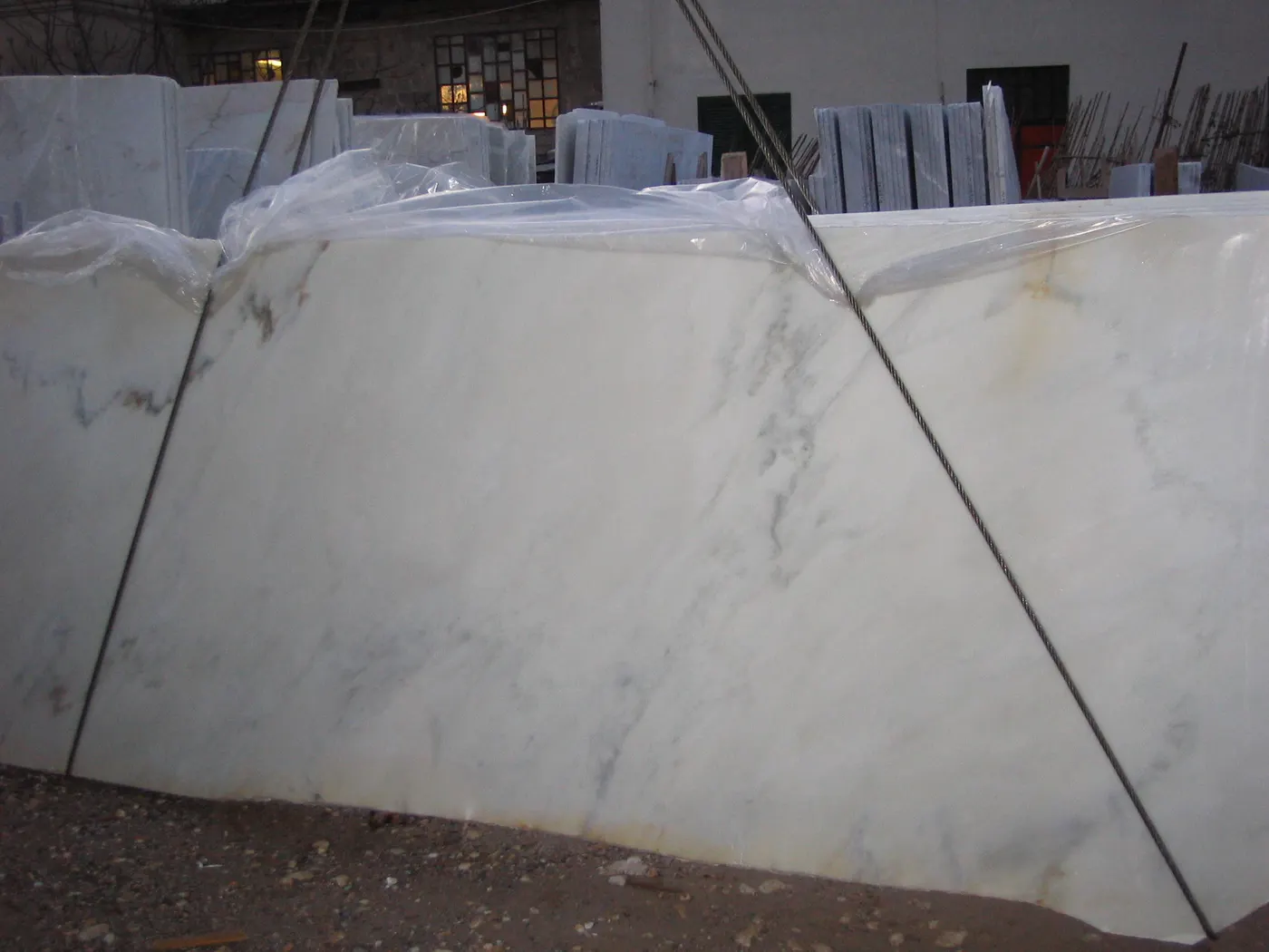 Cremo Delicato mármol, superficie de losa – Marmi di Carrara – gris claro, violeta (4)