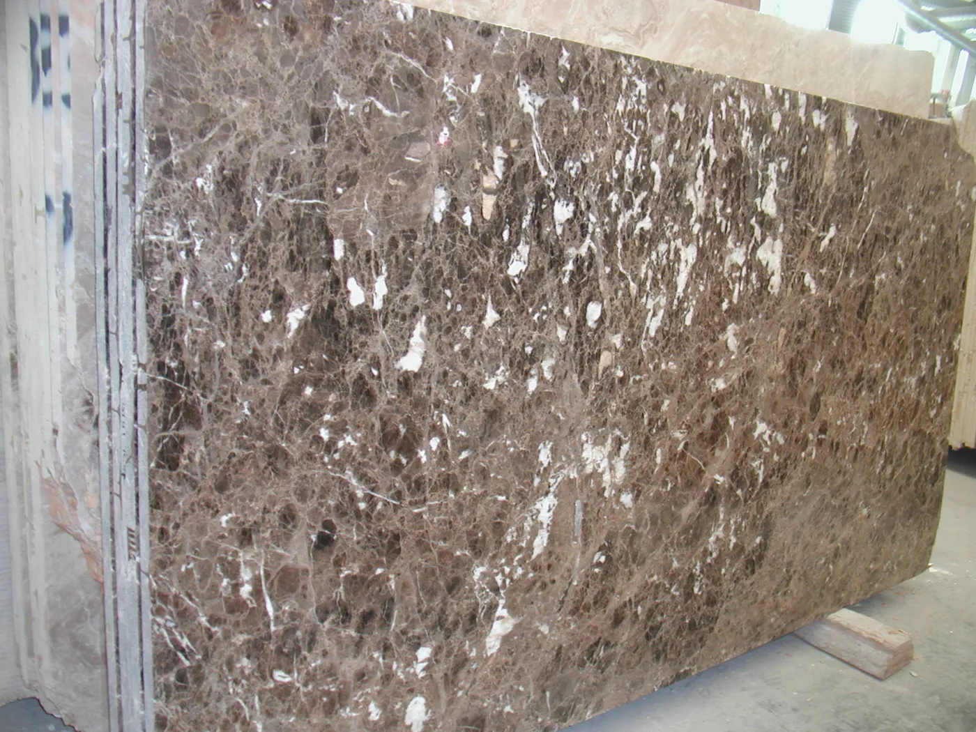 Emperador Dark mármol, superficie de losa – Marmi di Carrara – gris, gris claro (14)