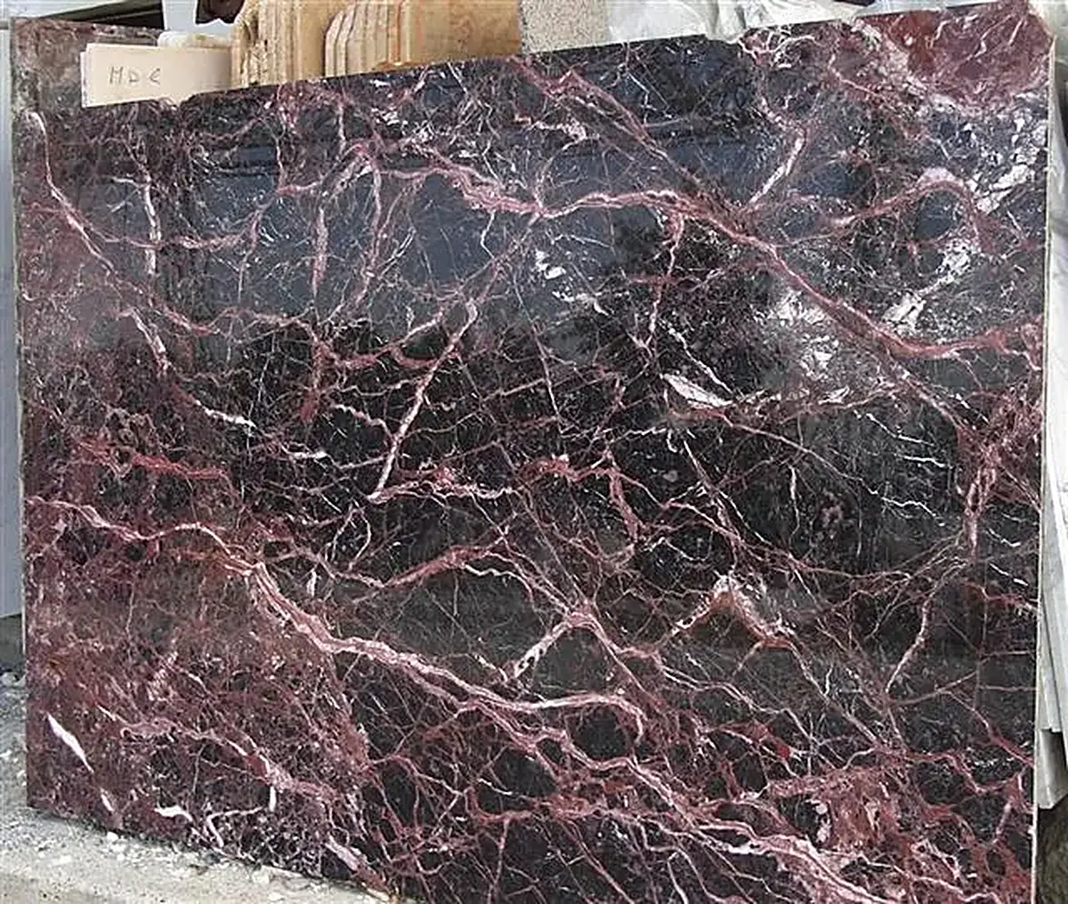 Erika Black marble slab surface – Marmi di Carrara – charcoal, green (1)