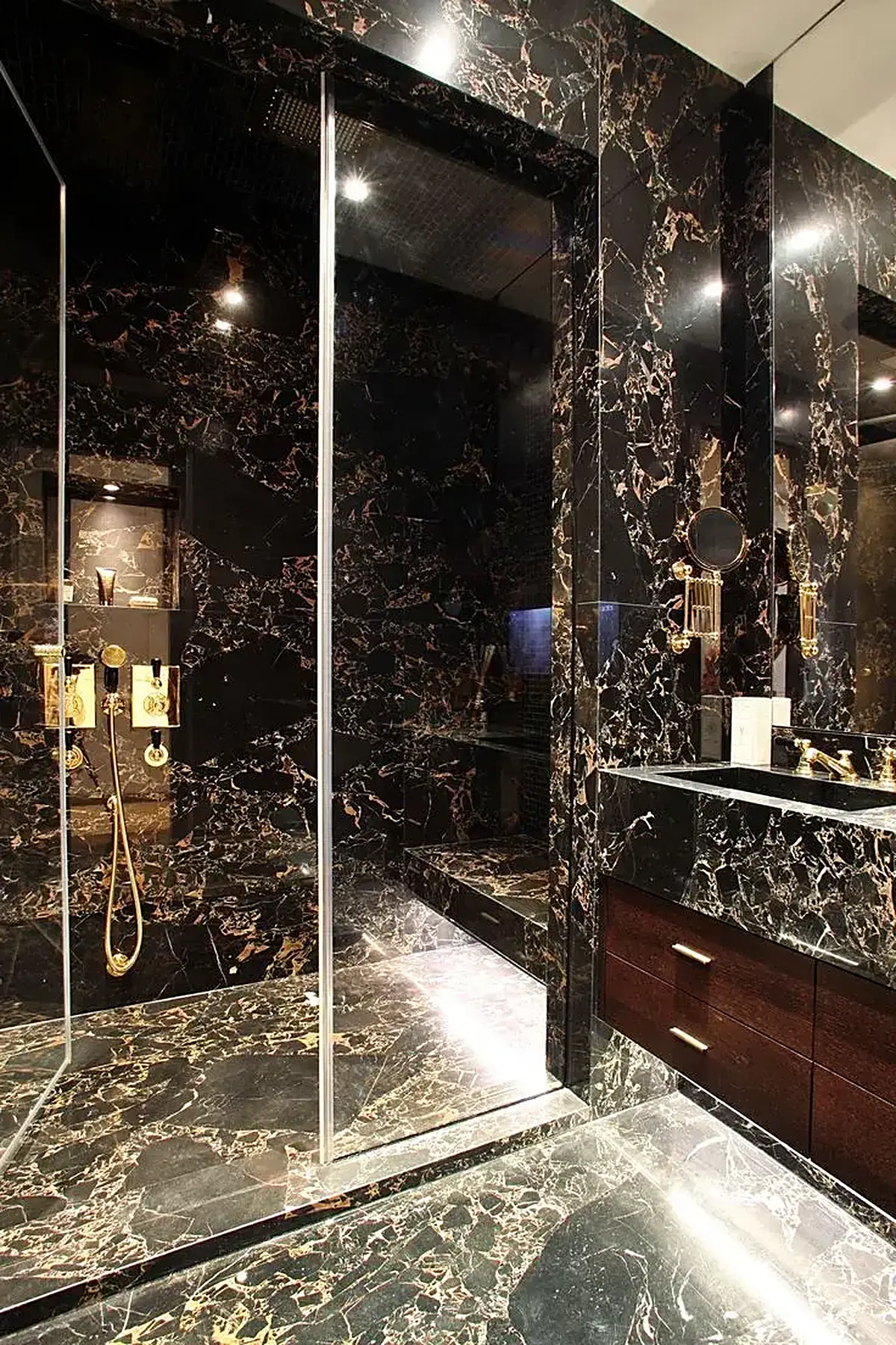 Bathroom in natural stone – Marmi di Carrara
