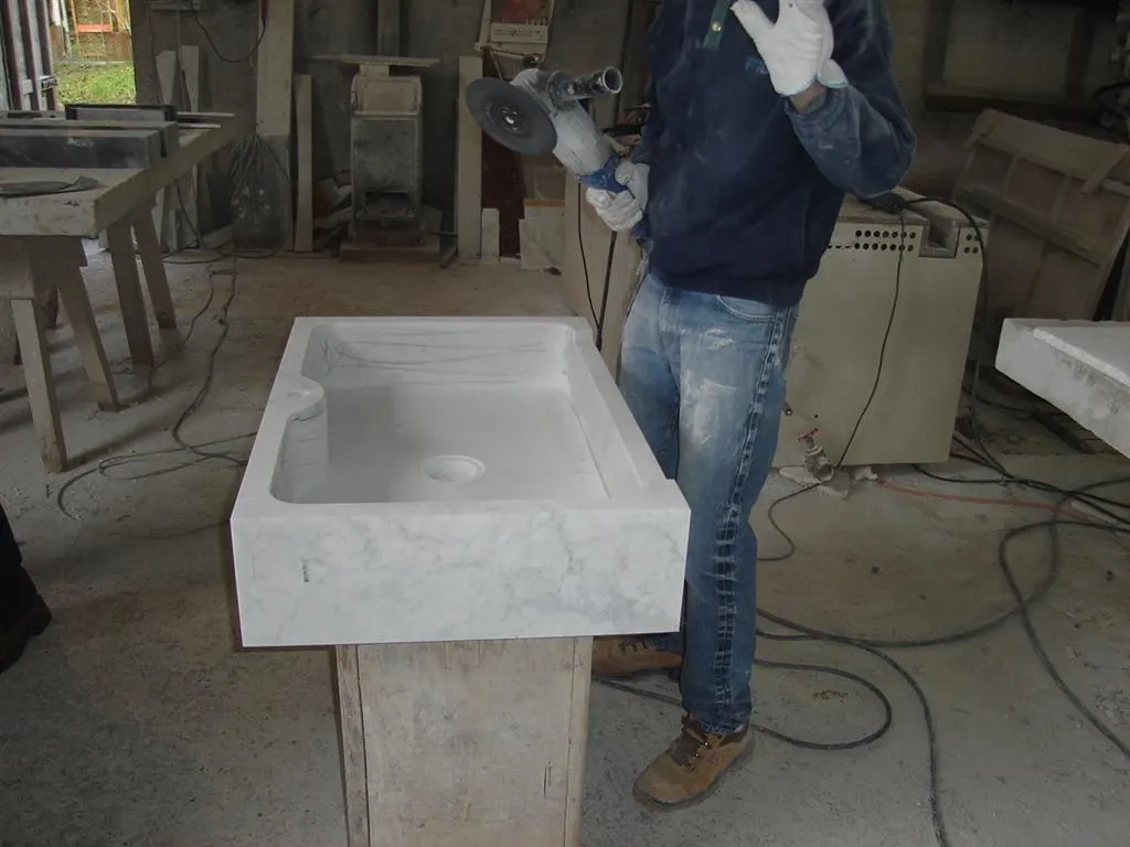Salle de bains en pierre naturelle – Marmi di Carrara