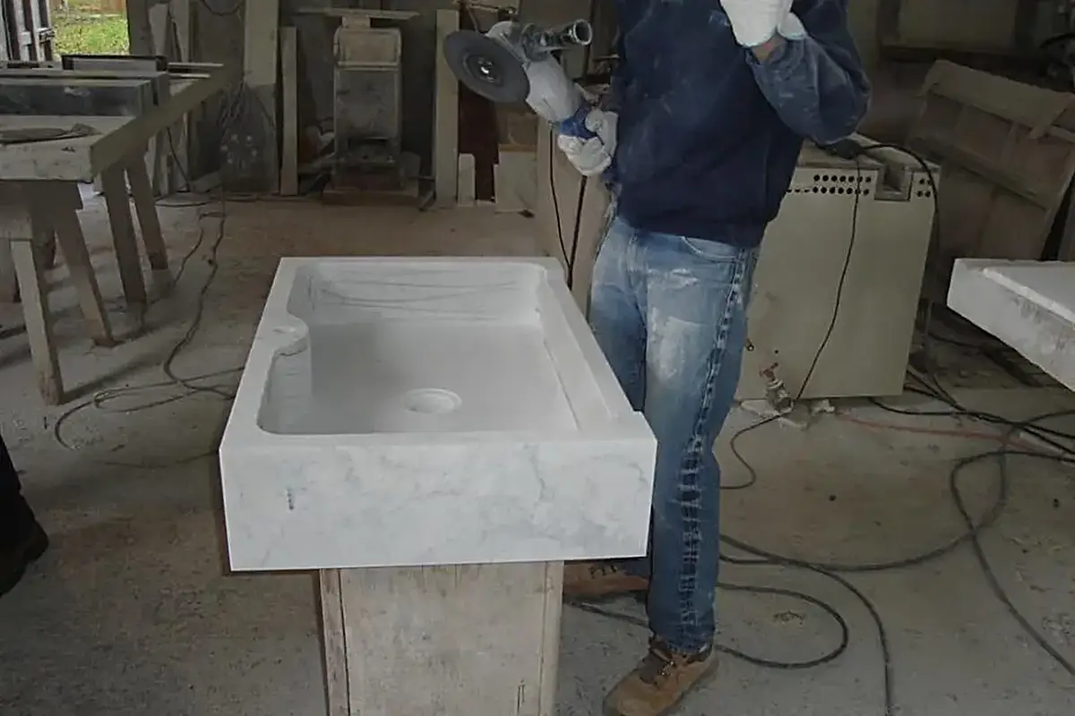 Bathroom in natural stone – Marmi di Carrara