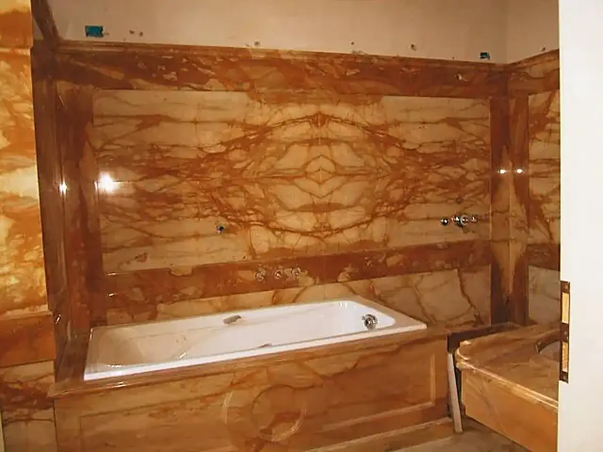 Badezimmer in Naturstein – Marmi di Carrara