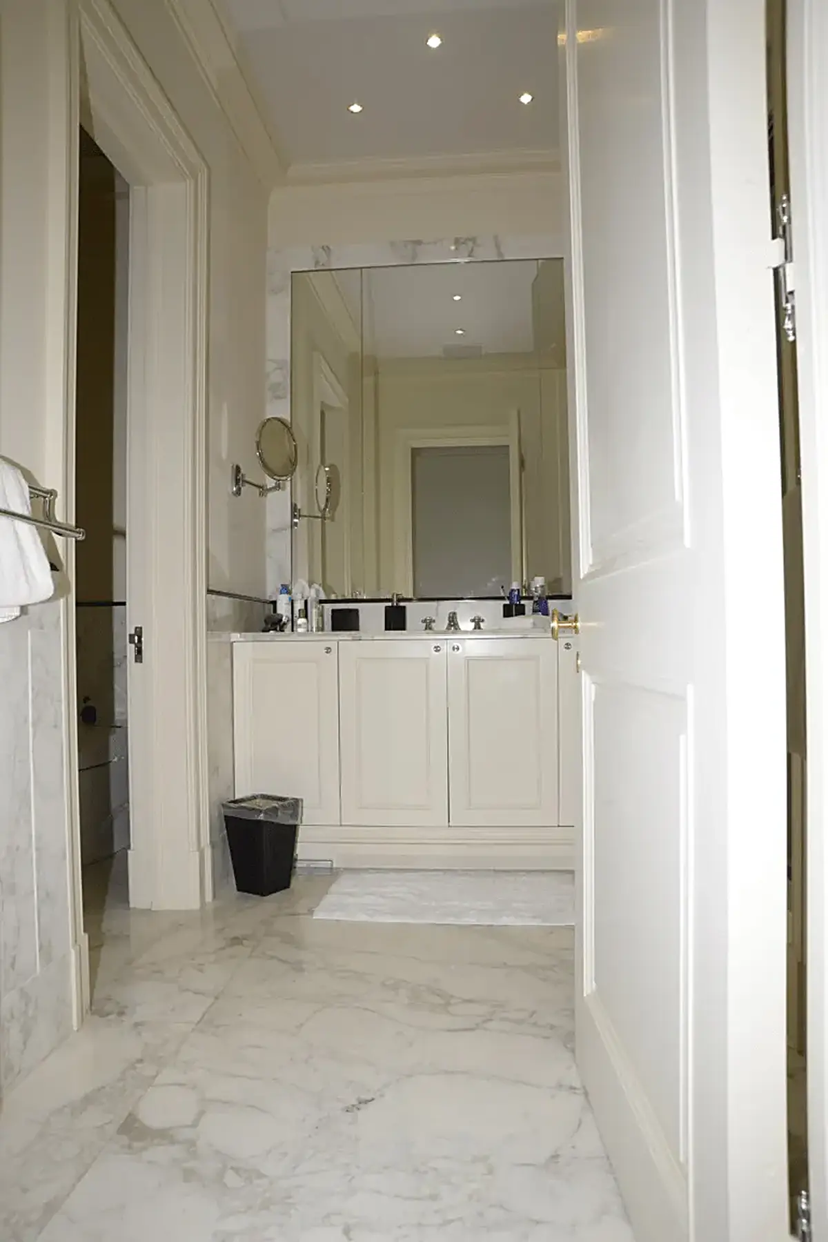 Salle de bains: EFTA00000606 - Spacious bathroom featuring white marble flooring a large vanity with a mir