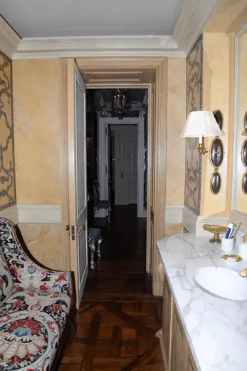 Badezimmer: EFTA00001024 - Luxurious bathroom with marble countertop ornate wall art and a patterned a