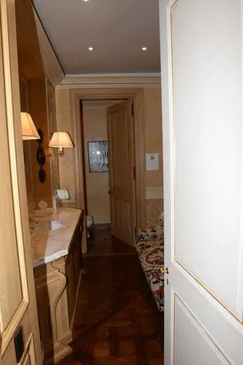 Badezimmer: EFTA00001436 - Luxurious bathroom with wooden floors ornate woodwork a marble countertop a