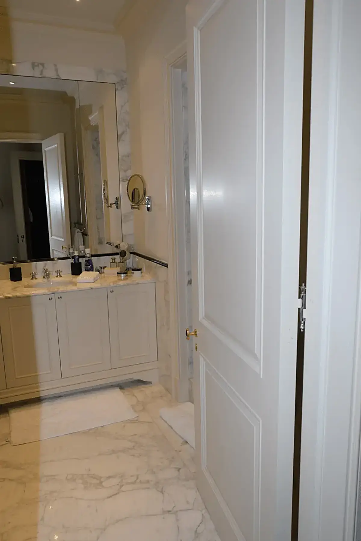 Badezimmer: EFTA00001117 - Spacious bathroom featuring white marble floors a large vanity with a sink 
