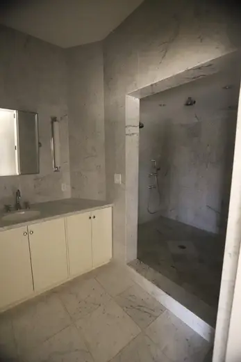 Badezimmer: USVI IMG 5426 - Elegant marble bathroom with a sleek vanity and walk-in shower featuring p