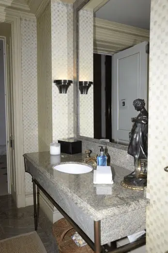 Badezimmer: EFTA00000791 - Elegant bathroom features a granite countertop white sink bronze faucet wal