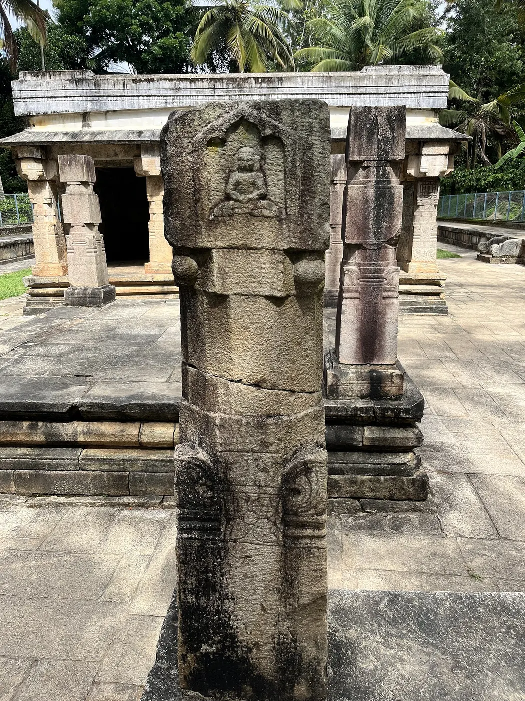 Badezimmer: The art and history carved on the pillars of Jain temple in Sultan Bathery, Kerala