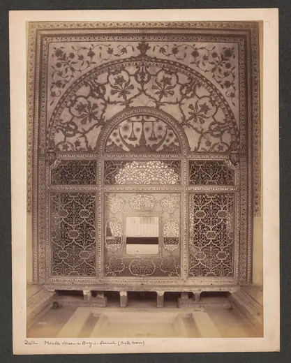 Badezimmer: Gedecoreerd marmeren scherm in een paleis in Delhi Delhi-Marble Screen in Burj-i-Shanuli (
