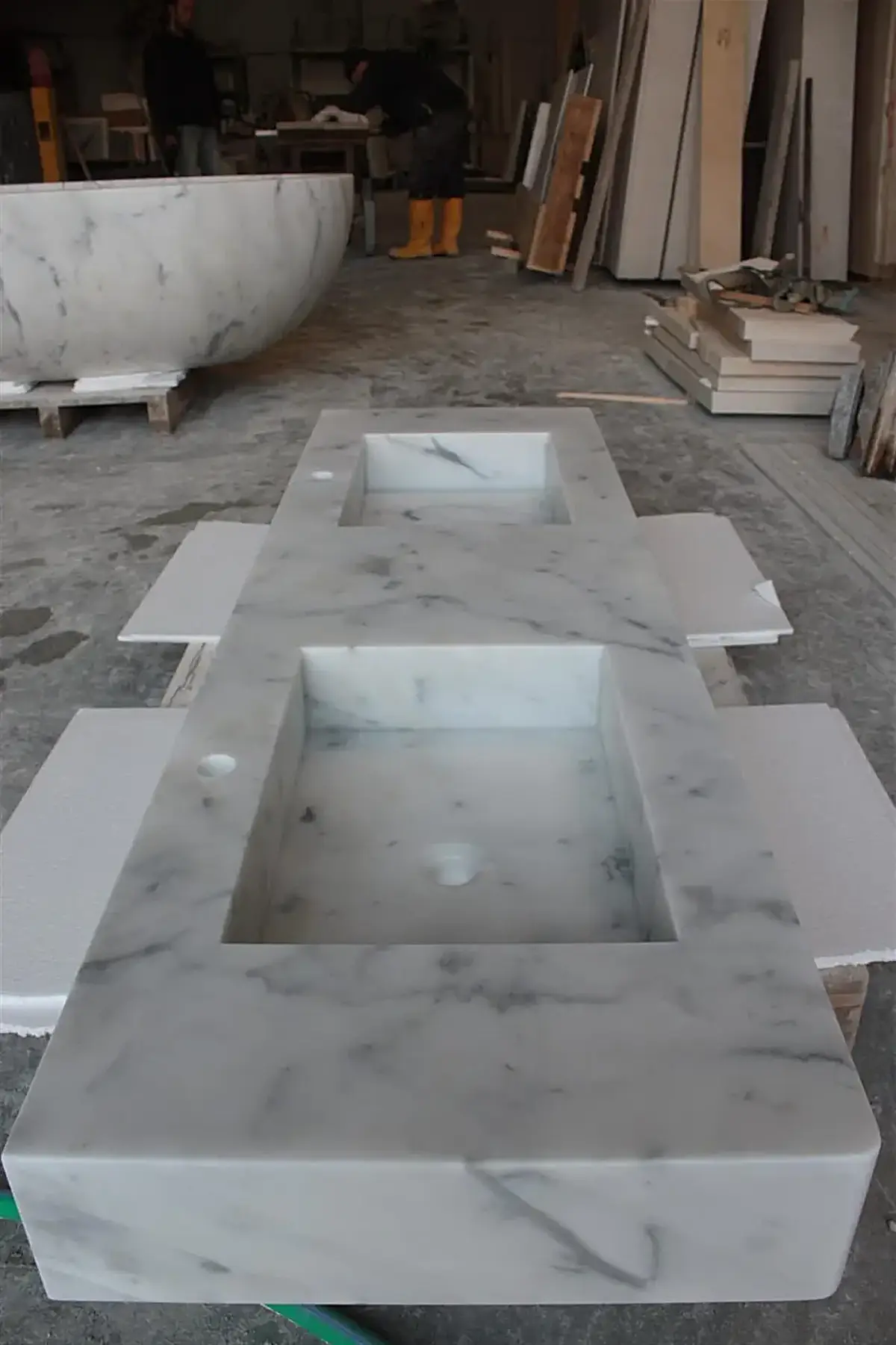 Bathroom in natural stone – Marmi di Carrara