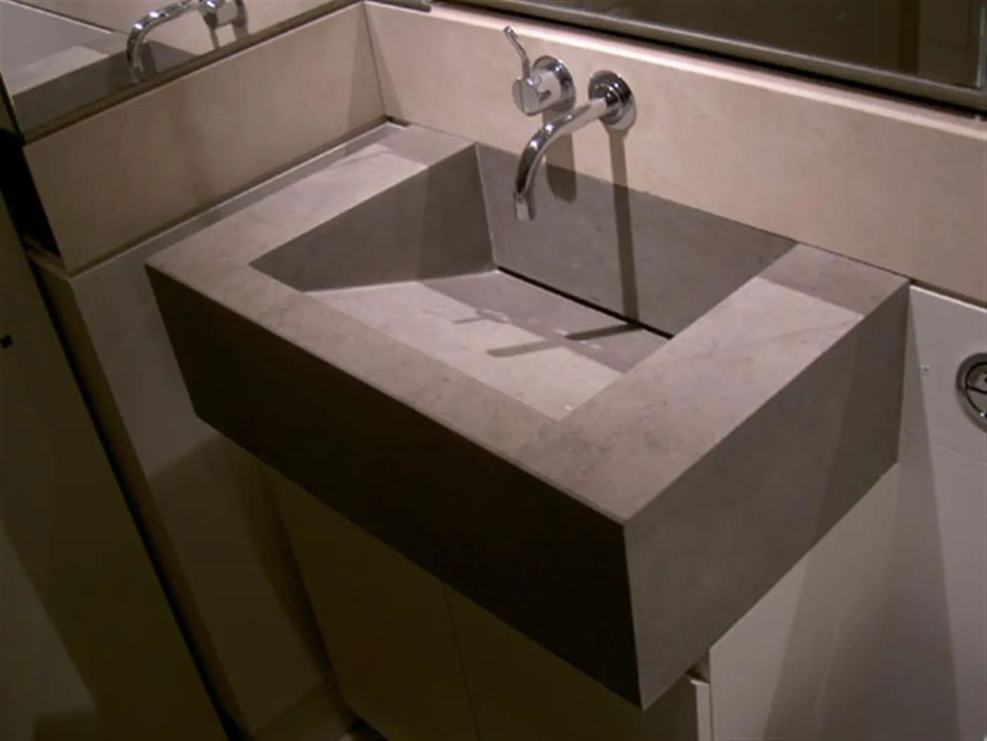 Bathroom in natural stone – Marmi di Carrara