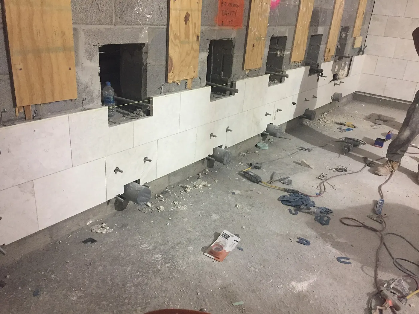 Ванная: Installation of marble finishes in the women's bathroom located in the future LIRR passeng