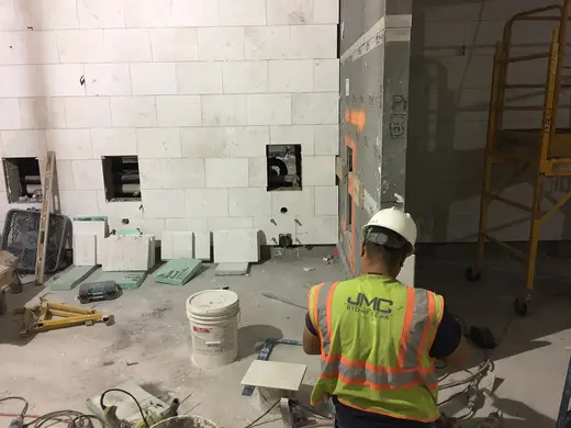 Badezimmer: Marble finishes installed in Men's bathroom of the future LIRR concourse. (CM014B, 08-28-2