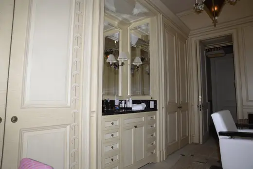 Ванная: EFTA00000178 - Luxurious bathroom with cream-colored paneling a black marble countertop an