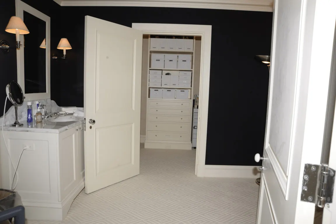Badezimmer: EFTA00000331 - White bathroom with a marble sink black walls and a patterned carpet leads 