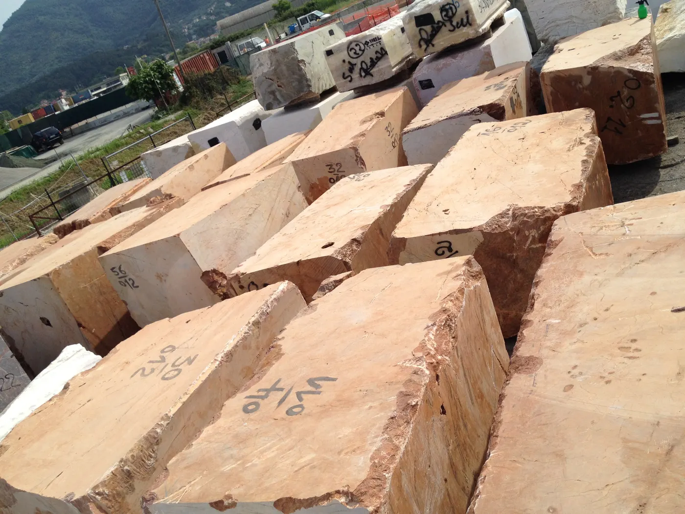 Blocco di cava in pietra naturale – Marmi di Carrara