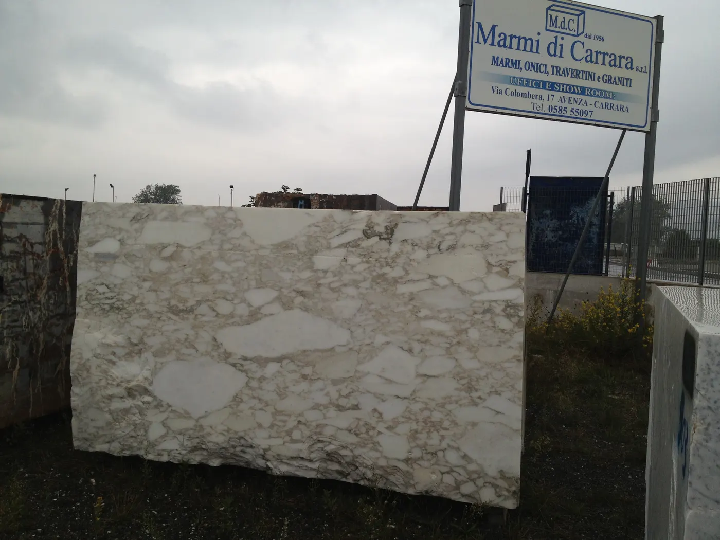 Bloc de carrière en pierre naturelle – Marmi di Carrara