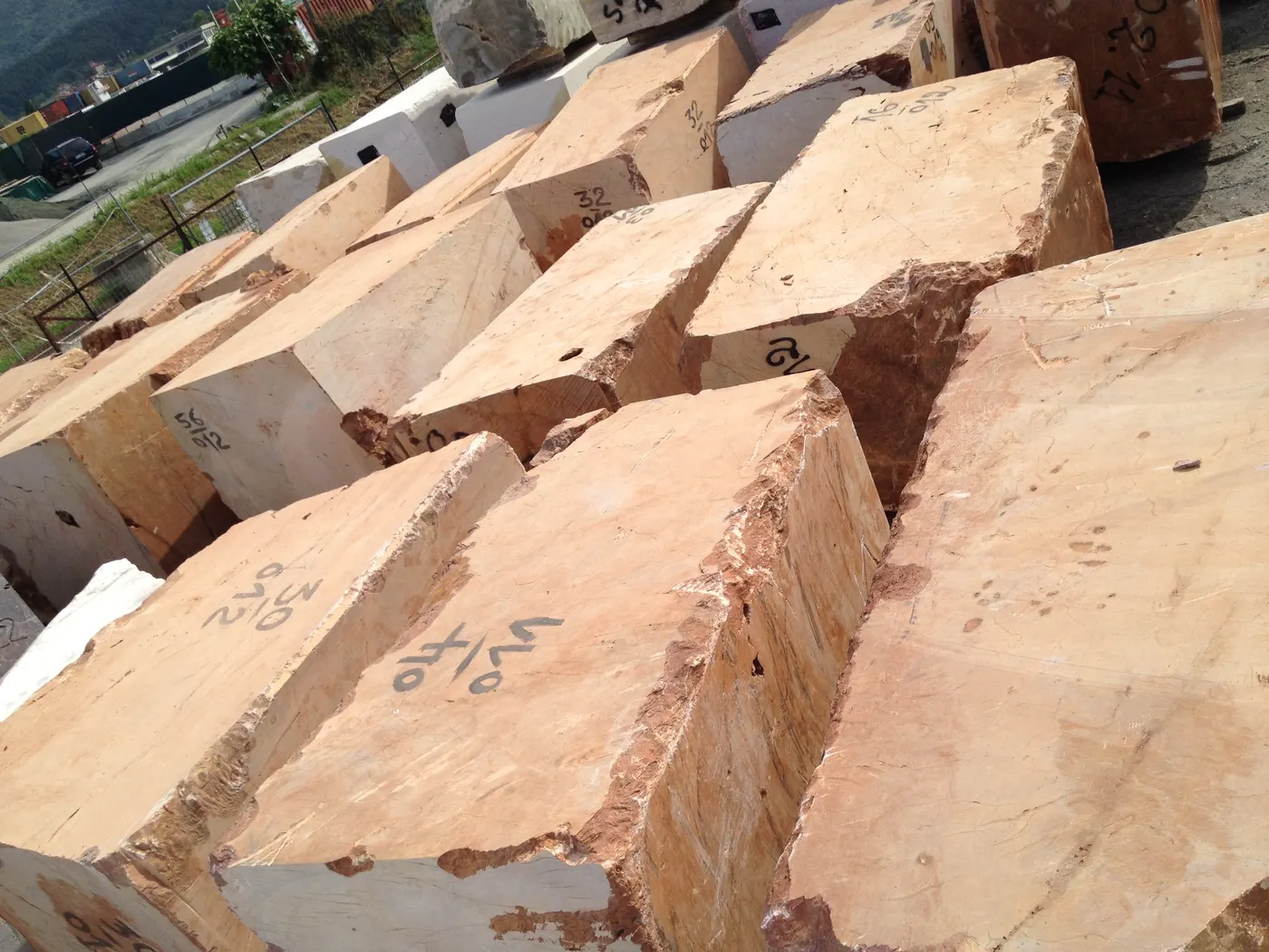 Quarry block in natural stone – Marmi di Carrara