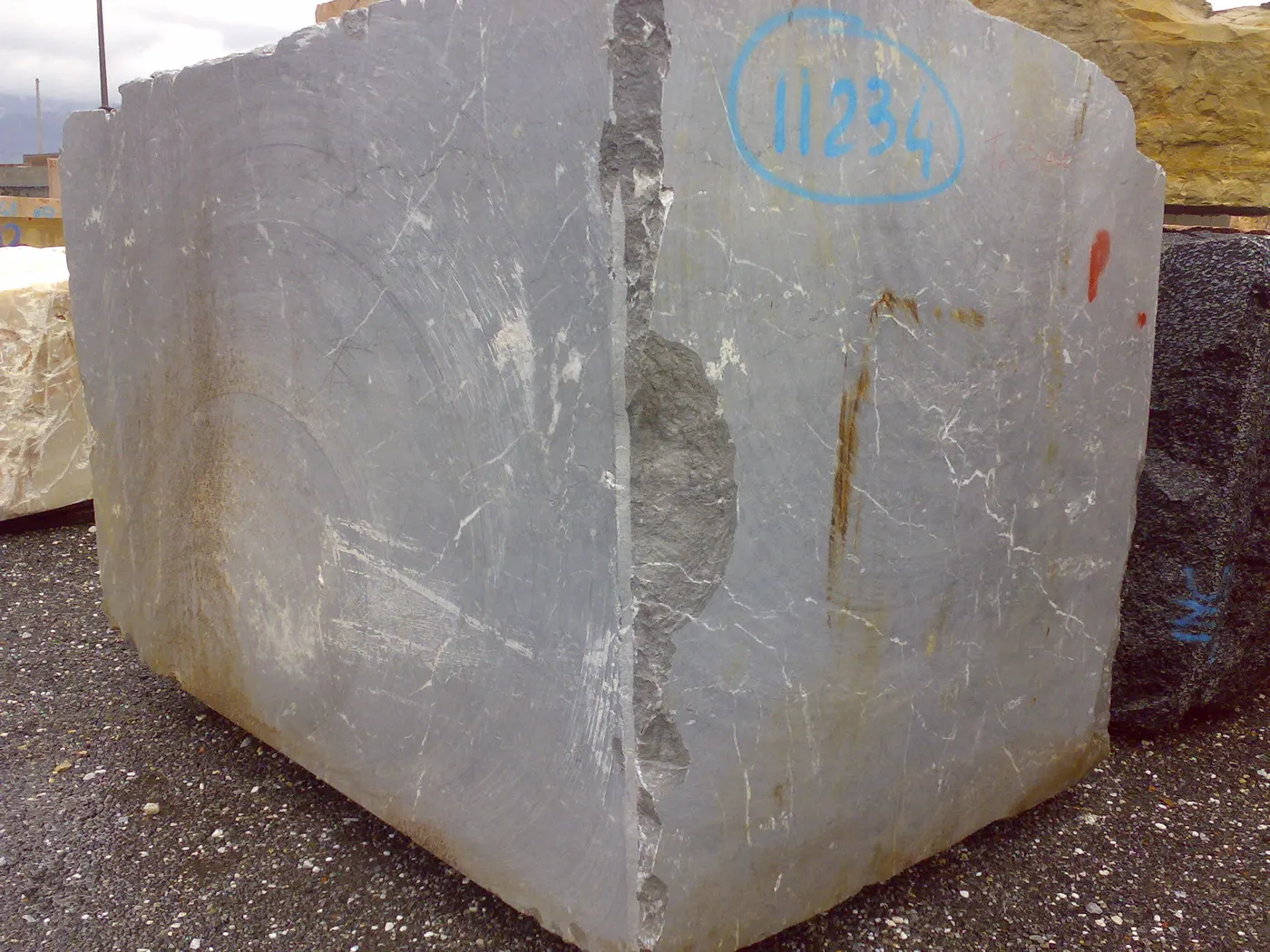 Blocco di cava in pietra naturale – Marmi di Carrara