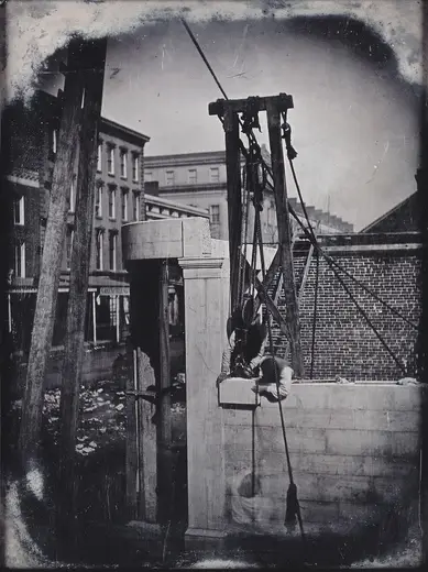 Bloque de cantera: Construction of Marble Building, Northeast Corner of Fourth and Olive Streets, Workmen wit
