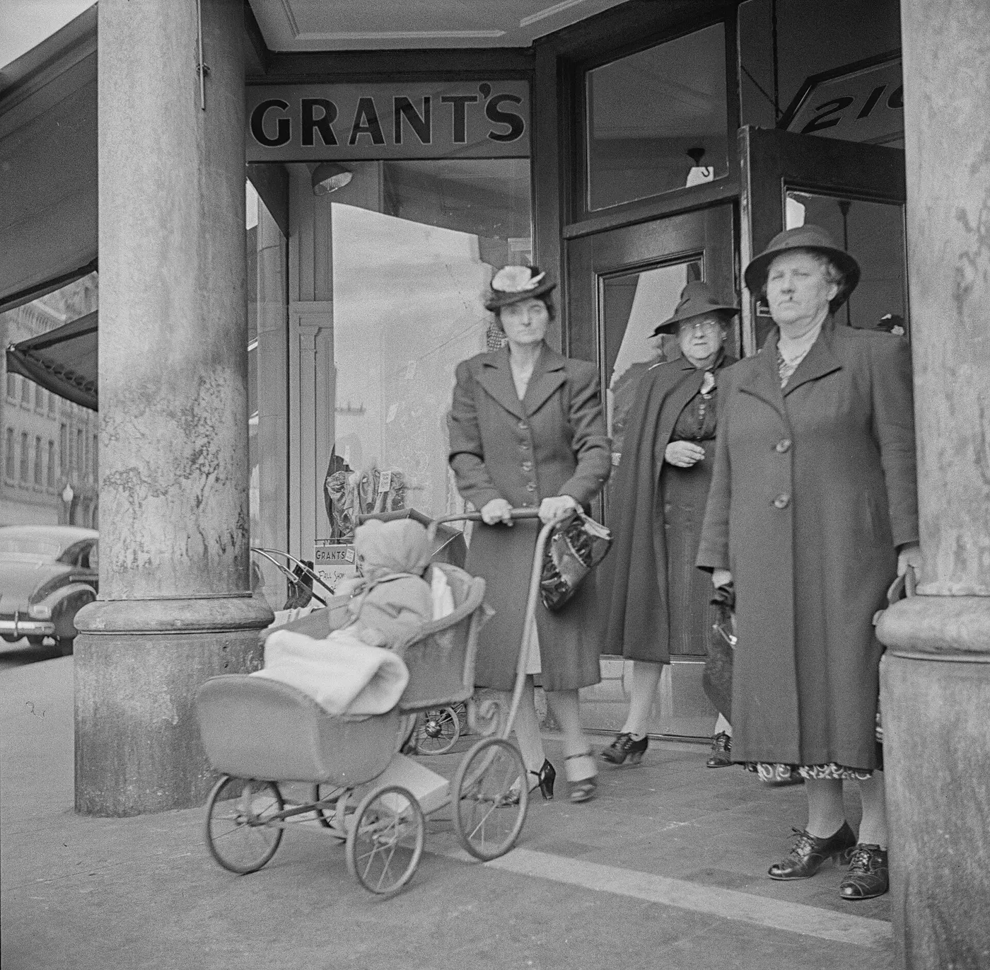 Bloque de cantera: Women in front of Grant's Department Store in Delaney's Marble Block, Holyoke, Massachuset