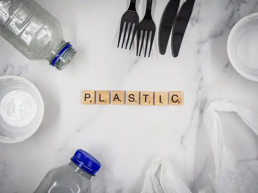 Bloque de cantera: Letter Blocks Spelling 'Plastic' among Plastic Packaging