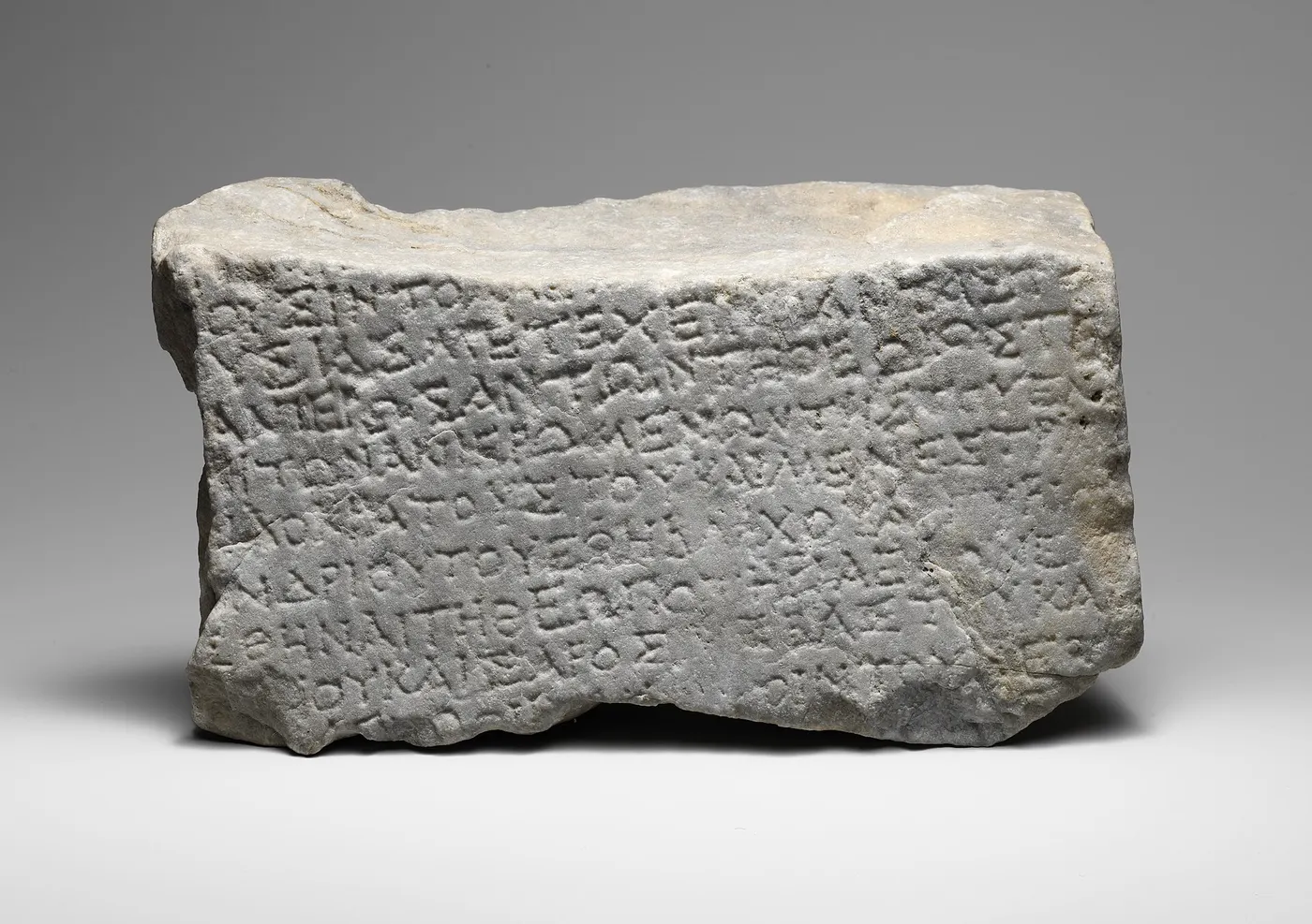 Blocco di cava: Fragment of an inscribed marble block MET DP132681