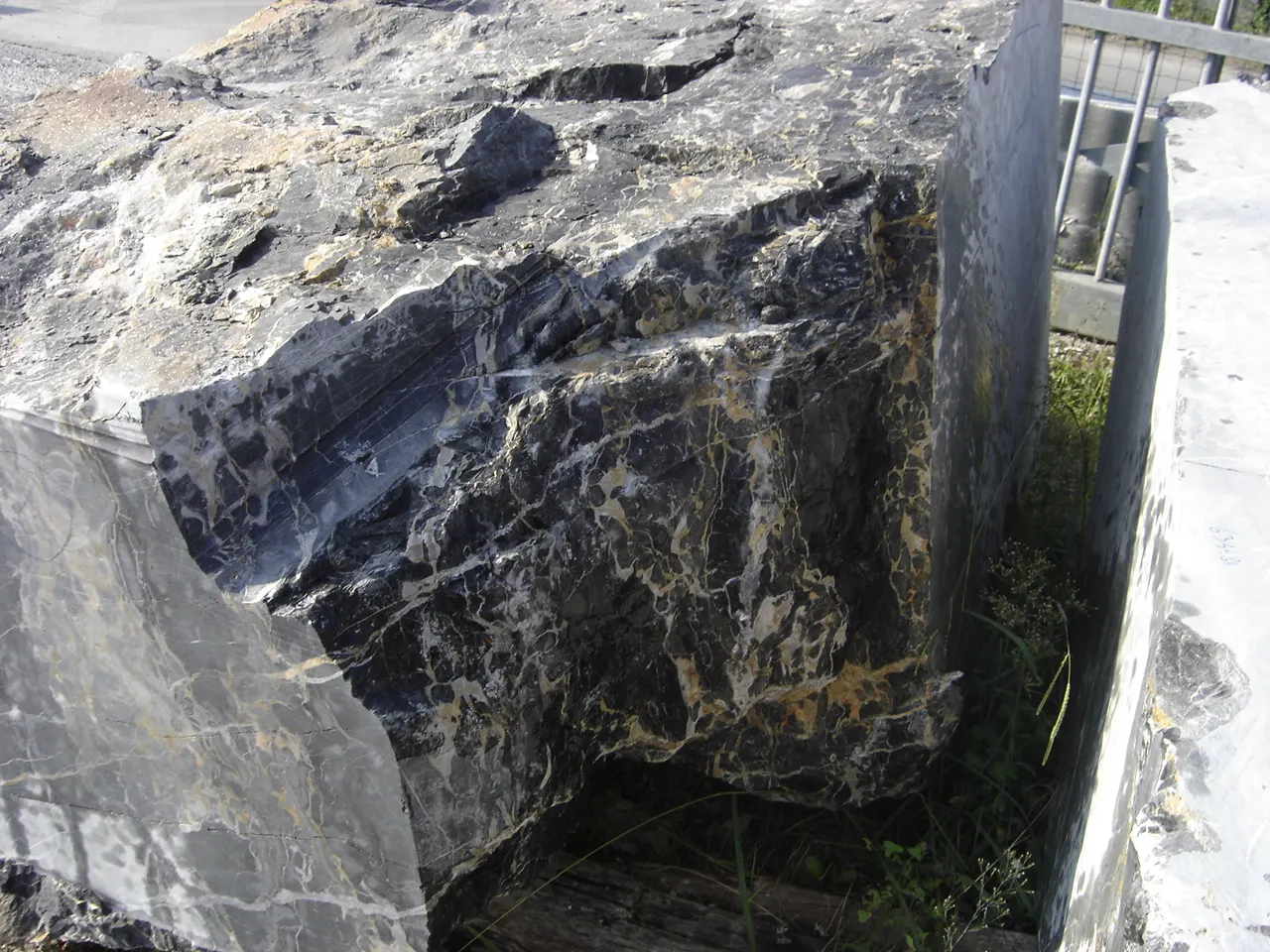 Bloc de carrière en pierre naturelle – Marmi di Carrara