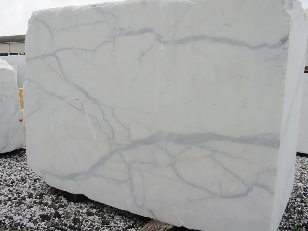 Карьерный блок из натурального камня – Marmi di Carrara