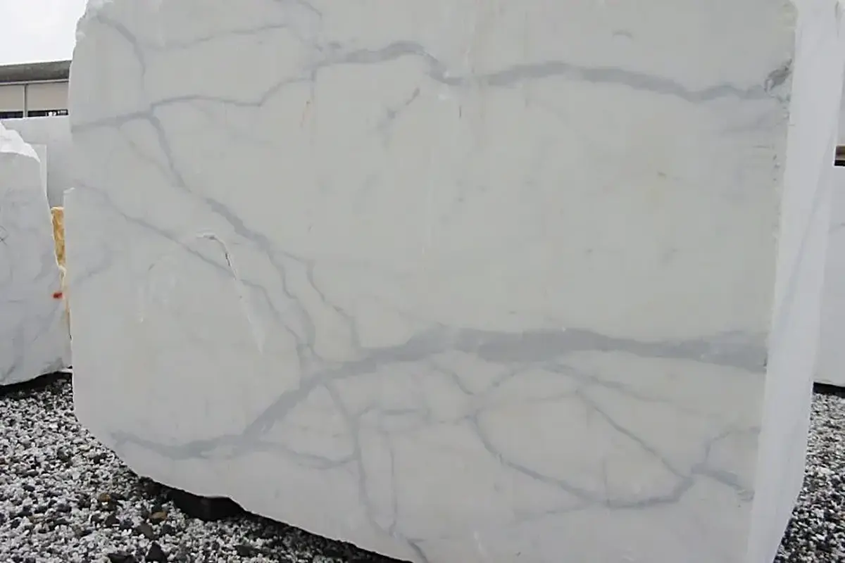 Карьерный блок из натурального камня – Marmi di Carrara