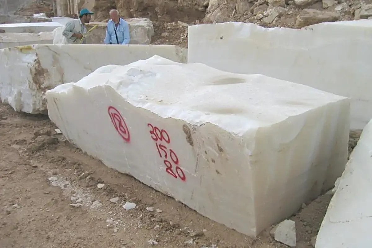 Bloc de carrière en pierre naturelle – Marmi di Carrara