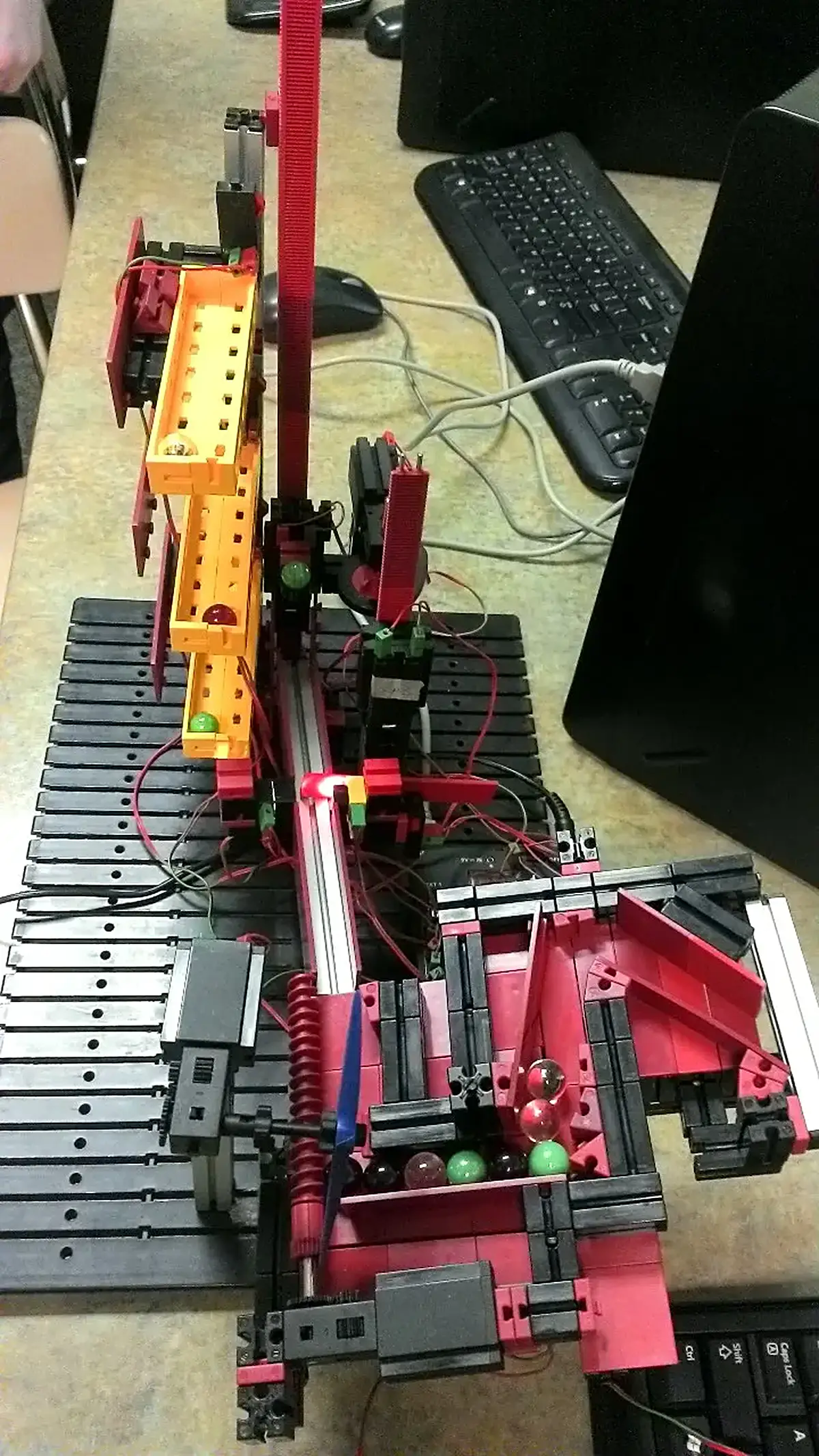 Dettaglio di superficie: Marble sorter