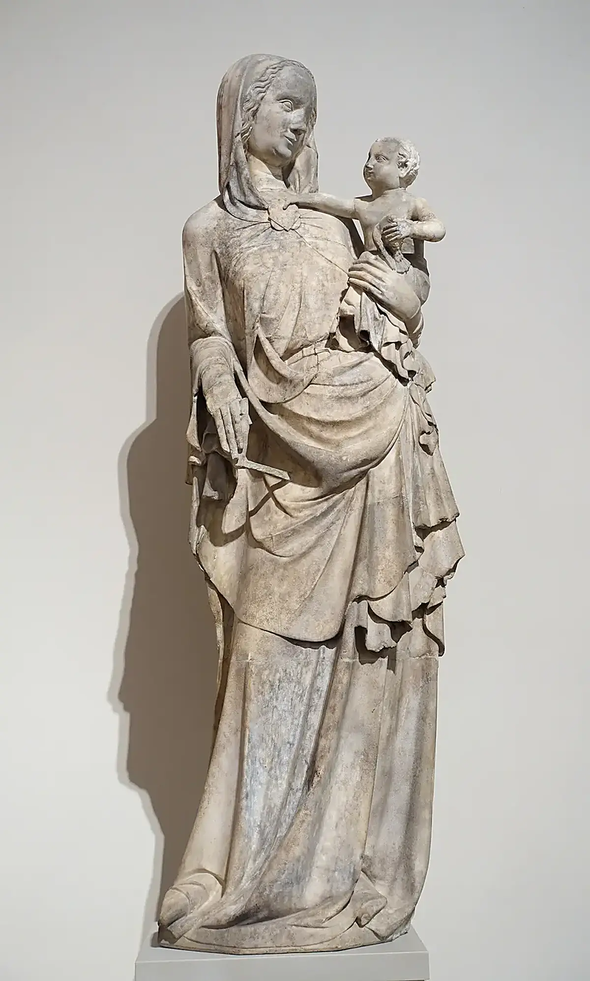 Detalle de superficie: Virgin and Child, Liège or Italy, c. 1330, Carrara marble - Bode-Museum - DSC03552