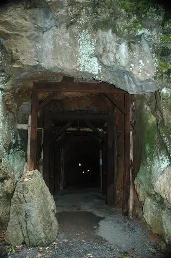 Surface detail: 131 Coral Caverns opening 1